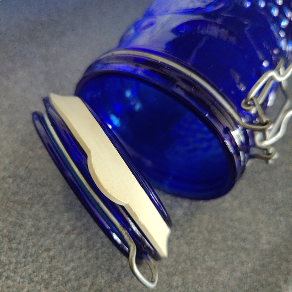 Vintage (80s or 90s) tall Cobalt Blue 💙 Glass Canister with hinged lid - Picture 10 of 14